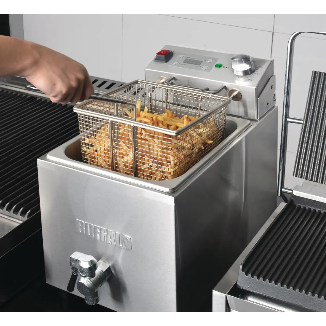 Buffalo Single Tank Single Basket 8Ltr Countertop Fryer with Timer 2.9kW - FC374