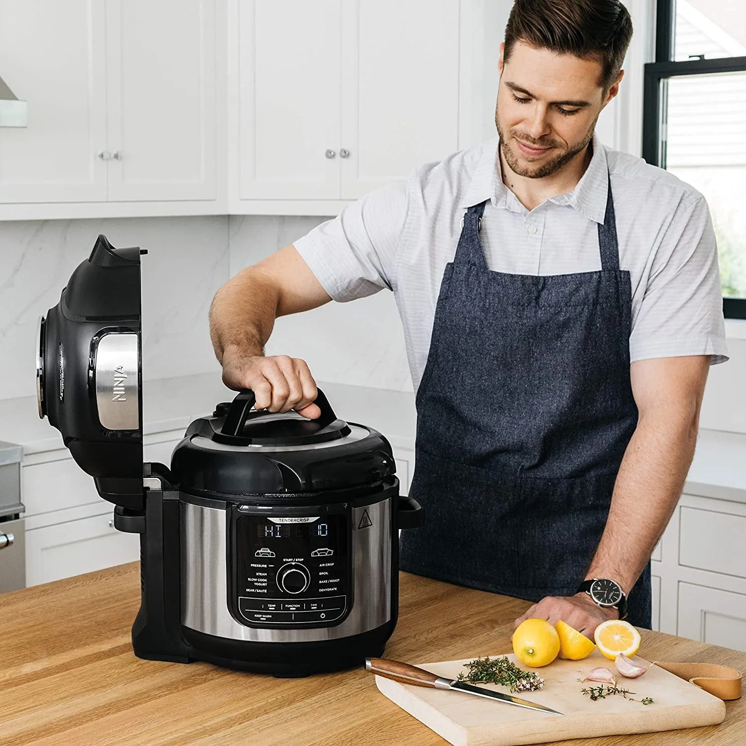 Ninja Foodi 8-qt. 9-in-1 Deluxe XL Pressure Cooker & Air Fryer FD401 Refurbished